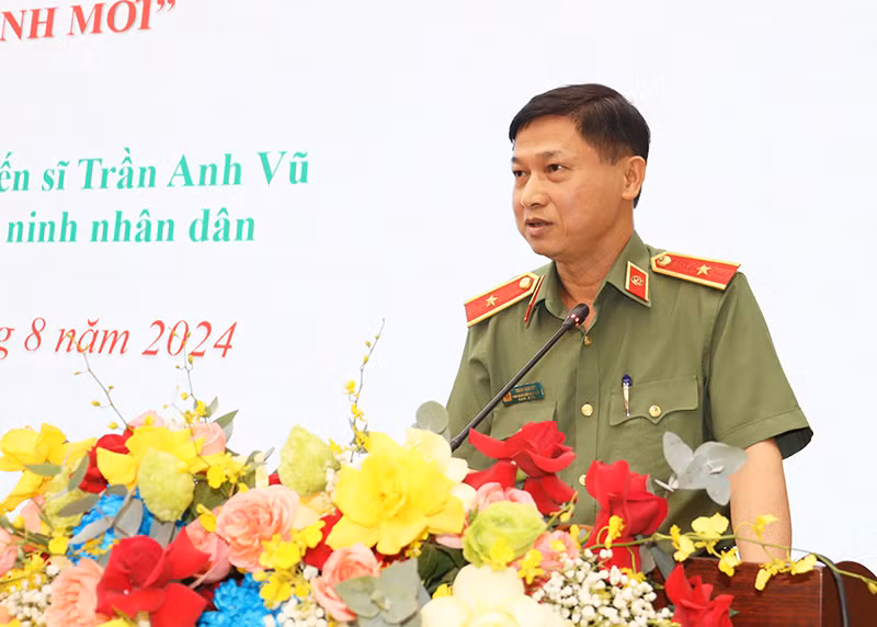 Thiếu tướng, Phó Giáo sư, Tiến sĩ Trần Anh Vũ, Phó Giám đốc Học viện An ninh nhân dân trình bày tham luận tại Hội thảo. Thiếu tướng, Phó Giáo sư, Tiến sĩ Trần Anh Vũ, Phó Giám đốc Học viện An ninh nhân dân trình bày tham luận tại Hội thảo.