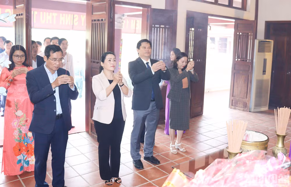 Lãnh đạo tỉnh Quảng Ngãi thành kính dâng hương bày tỏ lòng kính trọng và biết ơn sâu sắc công lao to lớn của Thủ tướng Phạm Văn Đồng. 