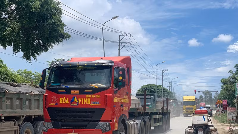 Mật độ phương tiện lưu thông tại Khu kinh tế Dung Quất rất cao nhưng hạ tầng giao thông xuống cấp, gây tiềm ẩn nguy cơ tai nạn giao thông.