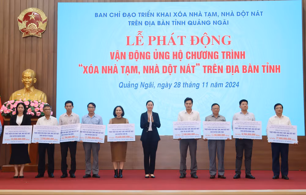 Bí thư Tỉnh ủy Quảng Ngãi Bùi Thị Quỳnh Vân trao biểu trưng hỗ trợ kinh phí xóa nhà tạm, nhà dột nát cho các địa phương trong tỉnh. Bí thư Tỉnh ủy Quảng Ngãi Bùi Thị Quỳnh Vân trao biểu trưng hỗ trợ kinh phí xóa nhà tạm, nhà dột nát cho các địa phương trong tỉnh.