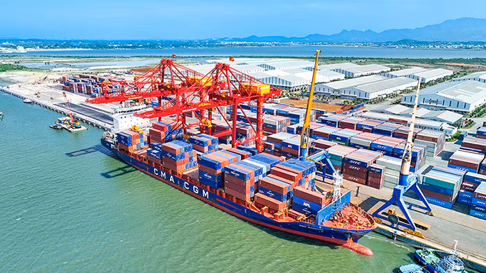 2 cẩu bờ do Doosan Vina sản xuất và bàn giao cho Cảng Chu Lai có thể bốc dỡ container có trọng tải hơn 40 tấn, phù hợp với các tàu hàng 50.000 DWT.