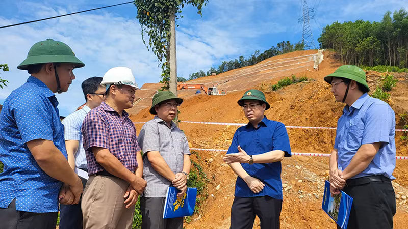 Chủ tịch Ủy ban nhân dân tỉnh Quảng Ngãi Nguyễn Hoàng Giang kiểm tra công tác ứng phó sạt lở trên địa bàn huyện miền núi Sơn Hà.