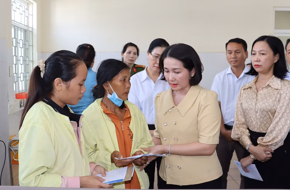 Lãnh đạo nhiều sở, ngành đến thăm động viên và trao quà hỗ trợ cho gia đình 2 cháu.