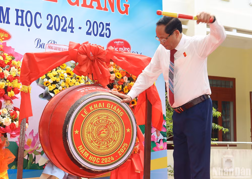 Phó Chủ tịch Quốc hội Trần Quang Phương thực hiện nghi thức đánh trống khai giảng năm học mới 2024-2025 tại Trường trung học cơ sở Ba Vì, huyện Ba Tơ (Quảng Ngãi). 
