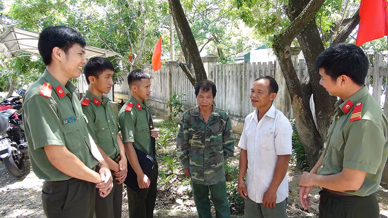Công an huyện miền núi Sơn Hà vận động, giải quyết một vụ nghi “cầm đồ thuốc độc” tại xã Sơn Kỳ. Công an huyện miền núi Sơn Hà vận động, giải quyết một vụ nghi “cầm đồ thuốc độc” tại xã Sơn Kỳ.