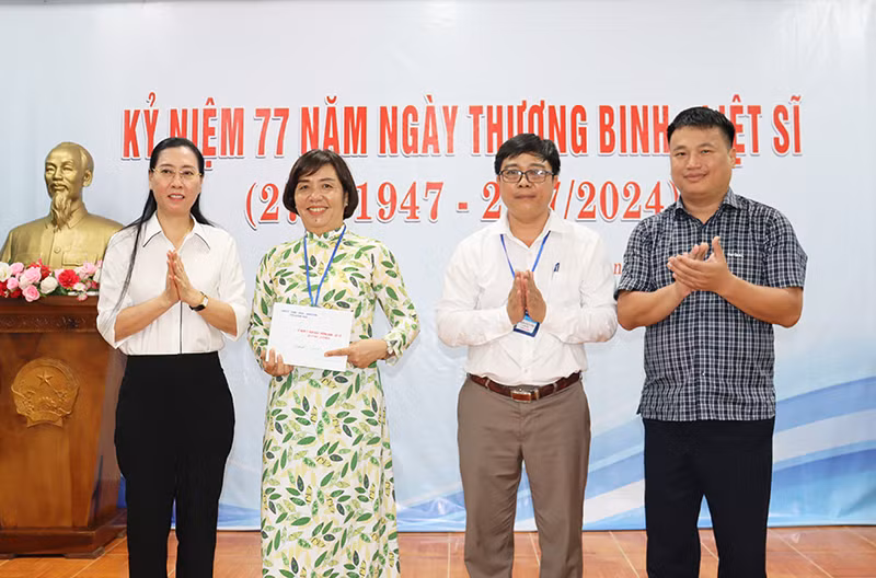 Lãnh đạo tỉnh Quảng Ngãi tặng quà cho Trung tâm điều dưỡng người có công tỉnh Quảng Ngãi.