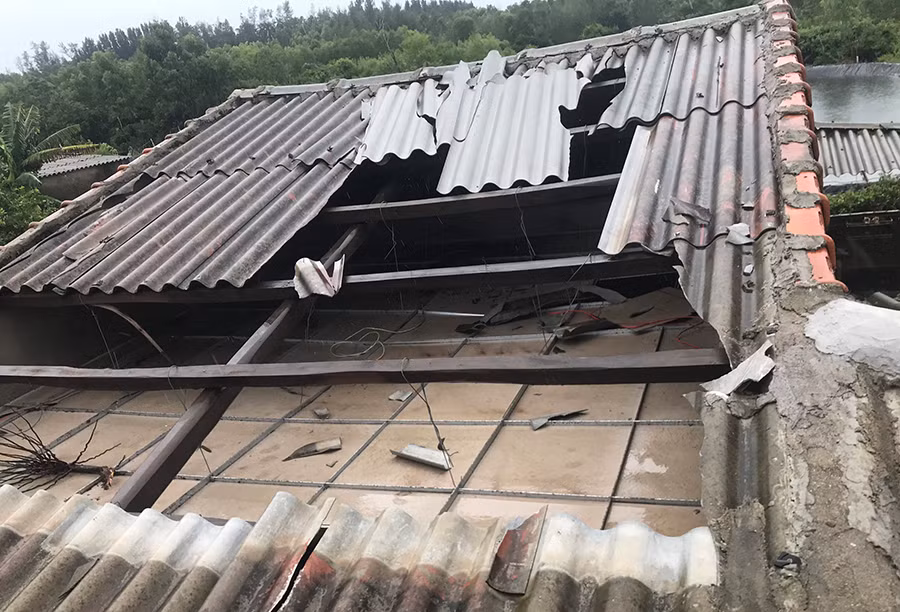 Lốc xoáy làm nhà của dân ở xã Bình Hải, huyện Bình Sơn (Quảng Ngãi) bị hư hại nặng.