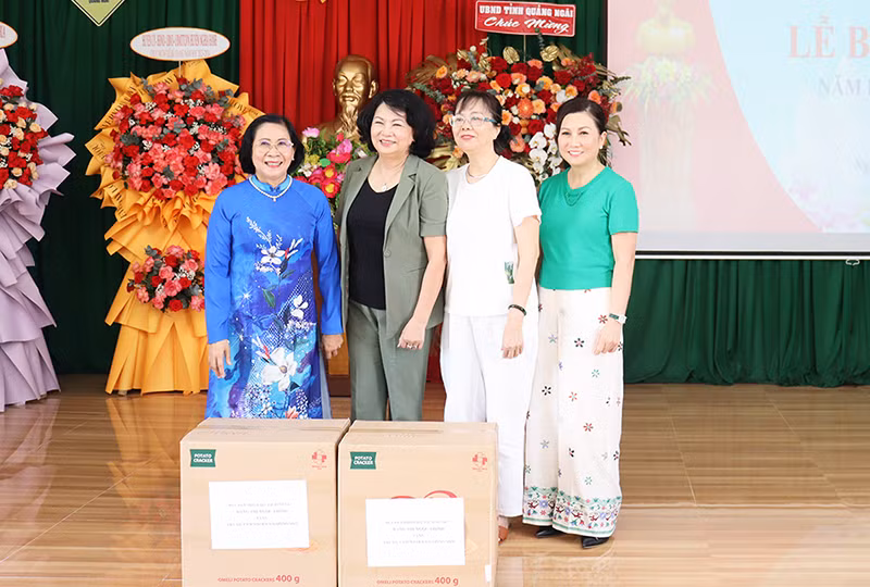 Nguyên Ủy viên Trung ương Đảng, nguyên Phó Chủ tịch nước Đặng Thị Ngọc Thịnh trao quà cho lãnh đạo Trung tâm. Nguyên Ủy viên Trung ương Đảng, nguyên Phó Chủ tịch nước Đặng Thị Ngọc Thịnh trao quà cho lãnh đạo Trung tâm.