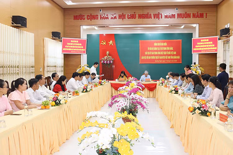 Quang cảnh buổi làm việc.