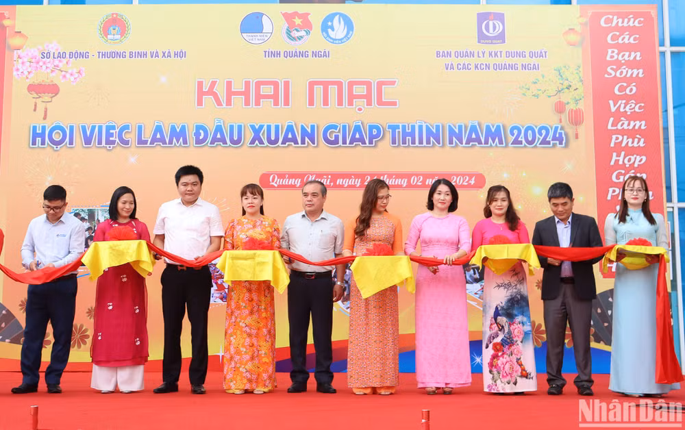 Lãnh đạo tỉnh Quảng Ngãi cùng các sở, ban ngành và đại diện doanh nghiệp cắt băng khai mạc Hội việc làm đầu Xuân Giáp Thìn 2024. 