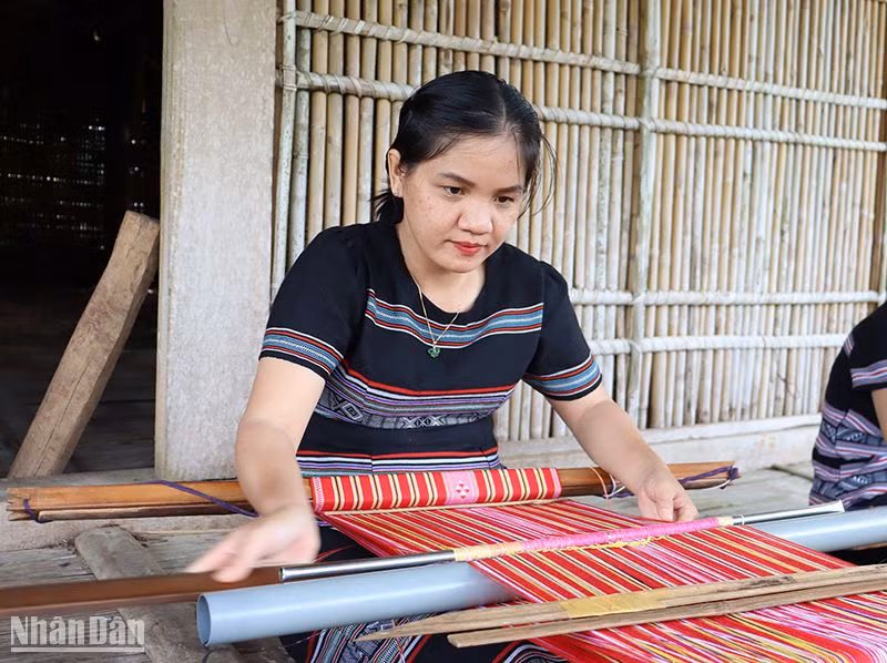 Nghệ nhân Y Hòa luôn trao trọn tình yêu vào nghề dệt thổ cẩm.