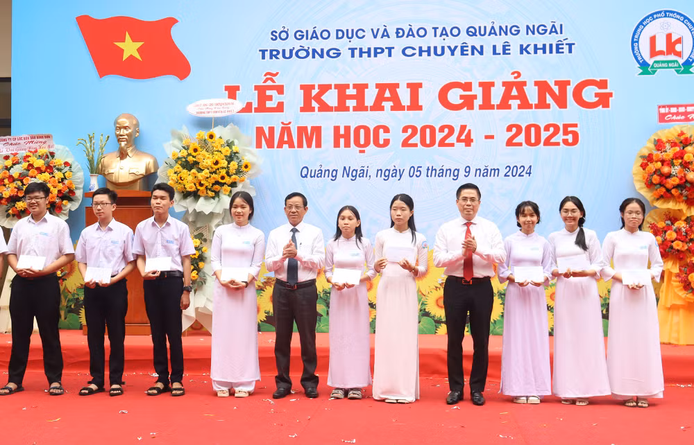 Chủ tịch Ủy ban nhân dân tỉnh Quảng Ngãi Nguyễn Hoàng Giang trao quà cho các thủ khoa trong kỳ thi vào lớp 10 năm học 2024-2025 của Trường trung học phổ thông chuyên Lê Khiết. Chủ tịch Ủy ban nhân dân tỉnh Quảng Ngãi Nguyễn Hoàng Giang trao quà cho các thủ khoa trong kỳ thi vào lớp 10 năm học 2024-2025 của Trường trung học phổ thông chuyên Lê Khiết.
