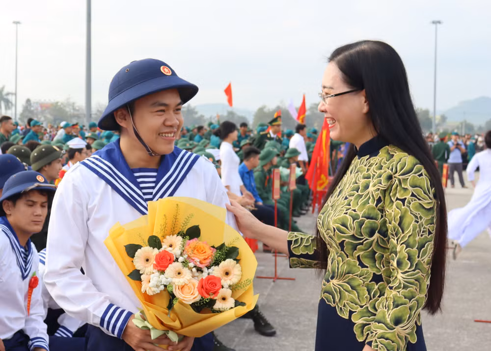 Bí thư Tỉnh ủy Quảng Ngãi Bùi Thị Quỳnh Vân động viên, chúc tân binh an tâm lên đường nhập ngũ hoàn thành xuất sắc mọi nhiệm vụ được giao. Bí thư Tỉnh ủy Quảng Ngãi Bùi Thị Quỳnh Vân động viên, chúc tân binh an tâm lên đường nhập ngũ hoàn thành xuất sắc mọi nhiệm vụ được giao.