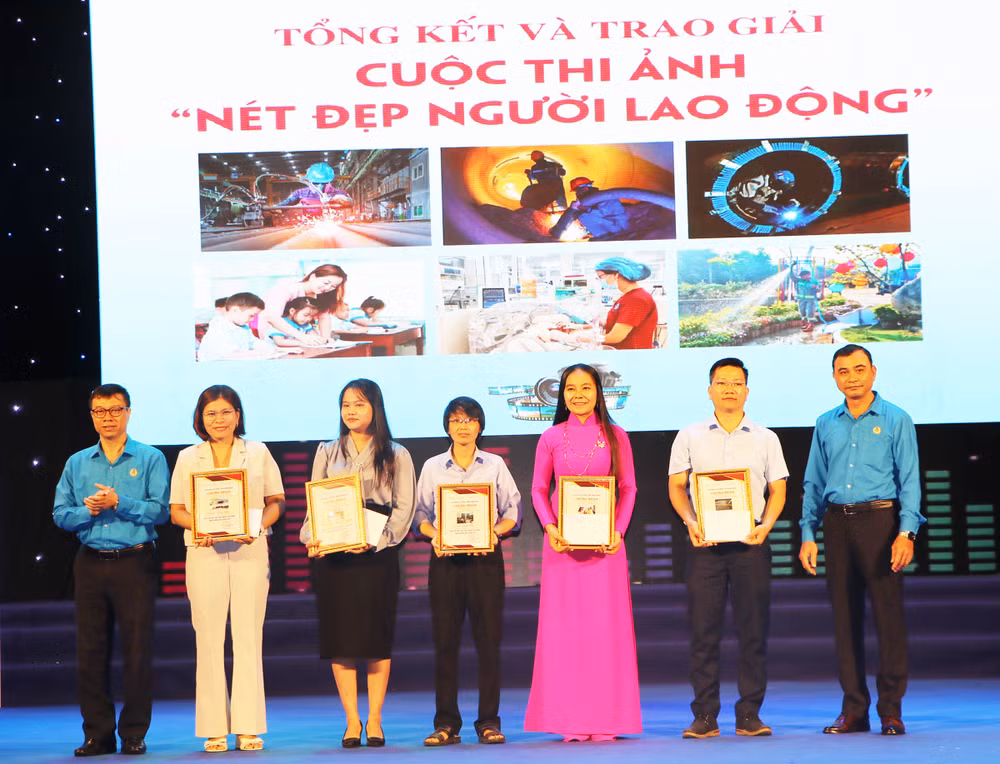 Trao giải cho các tác phẩm xuất sắc, tiêu biểu Cuộc thi "Nét đẹp người lao động" năm 2024. Trao giải cho các tác phẩm xuất sắc, tiêu biểu Cuộc thi "Nét đẹp người lao động" năm 2024.