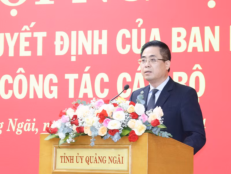 Tân Phó Bí thư Tỉnh ủy Quảng Ngãi Nguyễn Hoàng Giang phát biểu nhận nhiệm vụ. Tân Phó Bí thư Tỉnh ủy Quảng Ngãi Nguyễn Hoàng Giang phát biểu nhận nhiệm vụ.