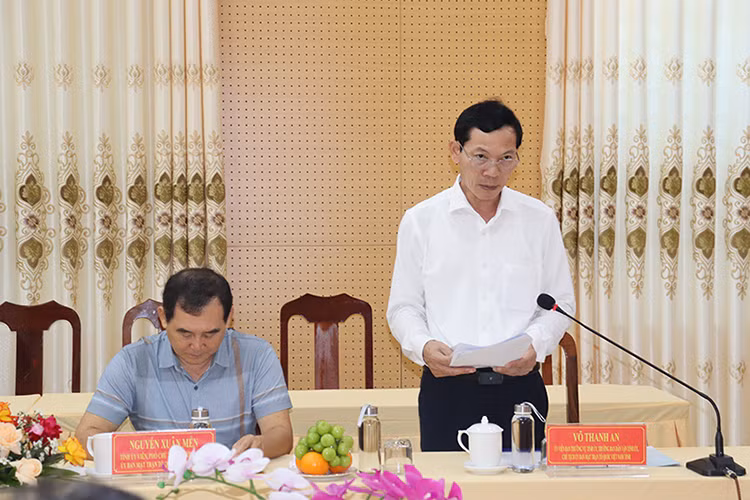 Trưởng Ban Dân vận Tỉnh ủy, Chủ tịch Ủy ban Mặt trận Tổ quốc Việt Nam tỉnh Quảng Ngãi Võ Thanh An báo cáo công tác chuẩn bị Đại hội đại biểu Mặt trận Tổ quốc Việt Nam tỉnh lần thứ XV, nhiệm kỳ 2024-2029.