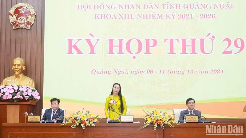 Đồng chí Bùi Thị Quỳnh Vân, Ủy viên Trung ương Đảng, Bí thư Tỉnh ủy, Chủ tịch Hội đồng nhân dân tỉnh Quảng Ngãi chủ trì phiên chất vấn.