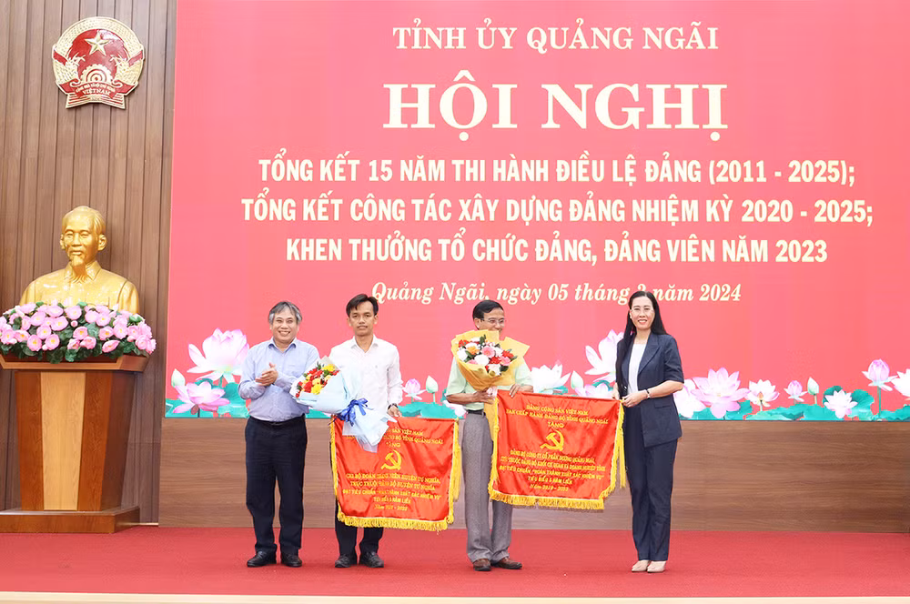Trao Cờ của Tỉnh ủy Quảng Ngãi tặng 2 tổ chức cơ sở đảng đạt tiêu chuẩn “Hoàn thành xuất sắc nhiệm vụ” tiêu biểu 5 năm liền (2019-2023).