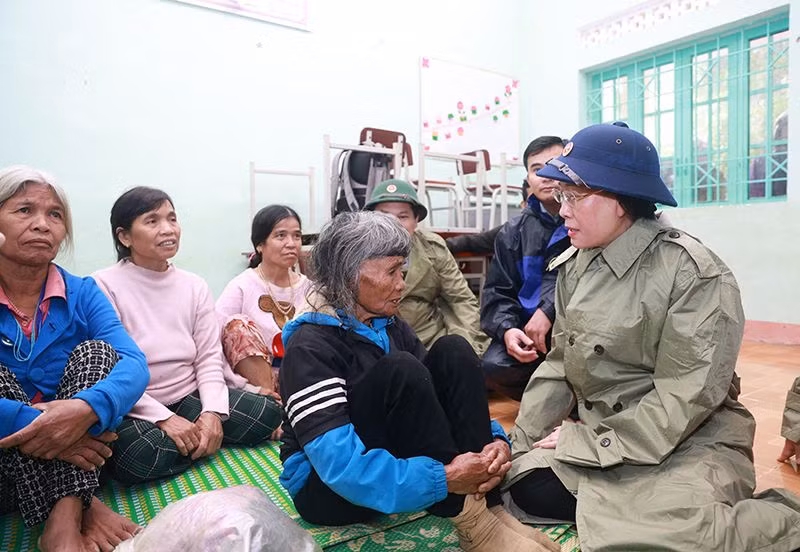Bí thư Tỉnh ủy Quảng Ngãi Bùi Thị Quỳnh Vân thăm hỏi đời sống người dân thôn thôn Nguyên, xã Trà Hiệp, nằm trong vùng nguy cơ sạt lở, được địa phương di dời đến nơi ở an toàn.