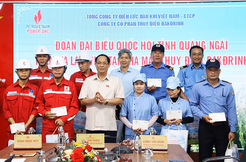 Phó Chủ tịch Quốc hội Trần Quang Phương trao quà cho các công nhân Nhà máy thủy điện Đakđrinh. Phó Chủ tịch Quốc hội Trần Quang Phương trao quà cho các công nhân Nhà máy thủy điện Đakđrinh.