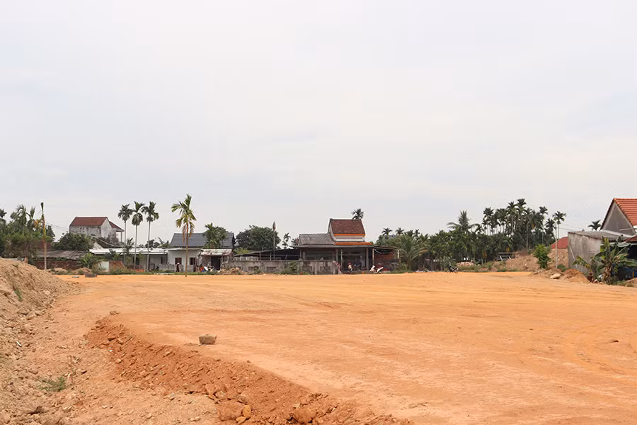 Nhiều hộ dân ở huyện Tư Nghĩa vẫn chưa bàn giao mặt bằng dự án cao tốc Quảng Ngãi-Hoài Nhơn.