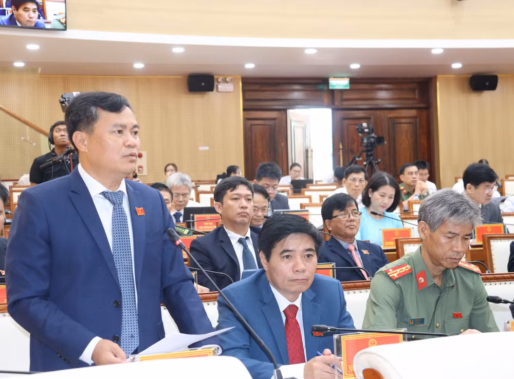 Giám đốc Sở Nông nghiệp và Phát triển nông thôn tỉnh Quảng Ngãi Hồ Trọng Phương giải trình công tác quản lý, bảo vệ rừng; vấn đề cung cấp nước sinh hoạt cho người dân đảo Lý Sơn.