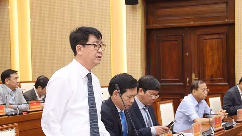 Phó Giám đốc Sở Y tế tỉnh Quảng Ngãi Bùi Văn Tiến trả lời nhóm vấn đề vệ sinh an toàn thực phẩm.