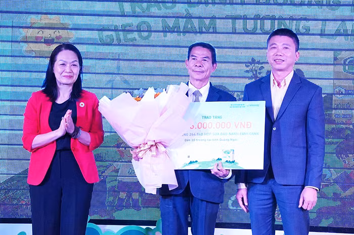 Trao biểu trưng hỗ trợ kinh phí thực hiện Chương trình "Sữa đậu nành học đường" tại tỉnh Quảng Ngãi. Trao biểu trưng hỗ trợ kinh phí thực hiện Chương trình "Sữa đậu nành học đường" tại tỉnh Quảng Ngãi.