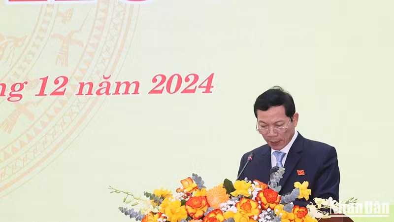 Trưởng Ban Dân vận Tỉnh ủy, Chủ tịch Ủy ban Mặt trận Tổ quốc Việt Nam tỉnh Quảng Ngãi Võ Thanh An trình bày trình bày báo cáo tổng hợp ý kiến, kiến nghị của cử tri tại kỳ họp.