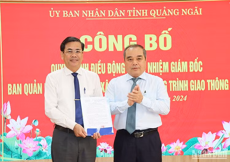Lãnh đạo Ủy ban nhân dân tỉnh Quảng Ngãi trao Quyết định điều động và bổ nhiệm đồng chí Ngô Văn Dụng giữ chức Giám đốc Ban Ban Quản lý đầu tư xây dựng các công trình giao thông tỉnh Quảng Ngãi.