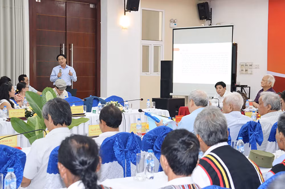 Phó Giáo sư, Tiến sĩ Võ Quang Trọng, Phó Chủ tịch Hội Văn nghệ dân gian Việt Nam trình bày tham luận tại Hội thảo.