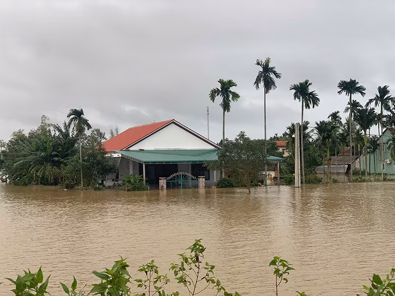 Nhiều nhà dân ở phường Phổ Minh, thị xã Đức Phổ bị ngập sâu. Nhiều nhà dân ở phường Phổ Minh, thị xã Đức Phổ bị ngập sâu.