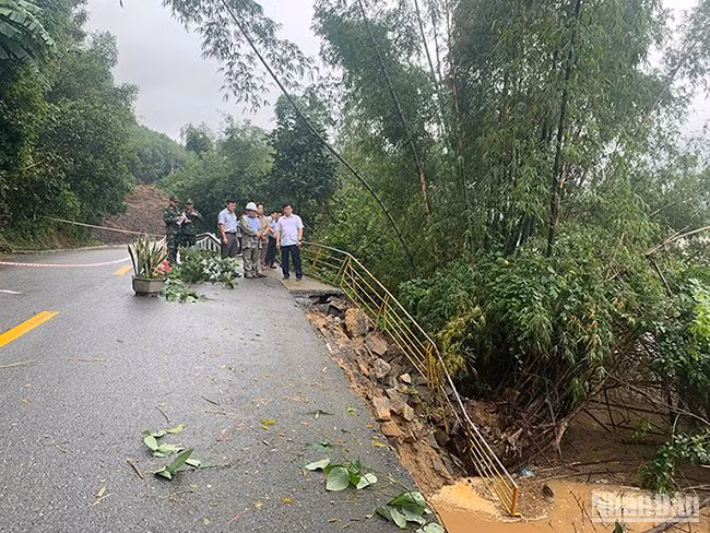 Phó Chủ tịch Ủy ban nhân dân tỉnh Quảng Ngãi Trần Phước Hiền kiểm tra điểm sạt lở trên tuyến ĐT.624B tại vị trí Km19+800 thuộc thôn Thuận Hòa, xã Hành Thịnh, huyện Nghĩa Hành.