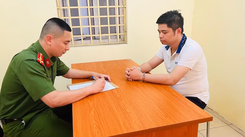 Đối tượng Trương Việt Hùng tại cơ quan Công an.