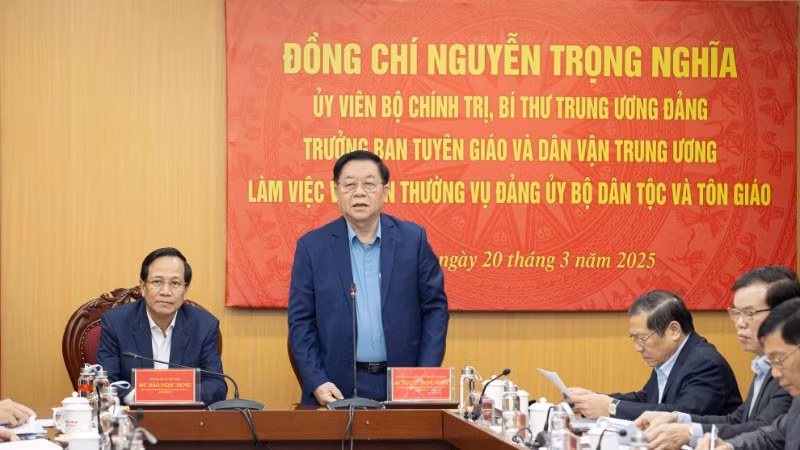 Đồng chí Nguyễn Trọng Nghĩa, Ủy viên Bộ Chính trị, Bí thư Trung ương Đảng, Trưởng Ban Tuyên giáo và Dân vận Trung ương chủ trì buổi làm việc với Ban Thường vụ Đảng ủy Bộ Dân tộc và Tôn giáo. (Ảnh: SƠN TÙNG)