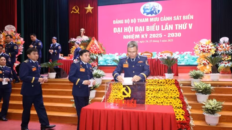 Các đại biểu bỏ phiếu bầu Ban Chấp hành Đảng bộ Bộ Tham mưu Cảnh sát biển nhiệm kỳ 2025-2030.