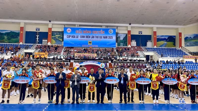 Ban tổ chức giải trao cờ lưu niệm và tặng hoa các đội tham gia.