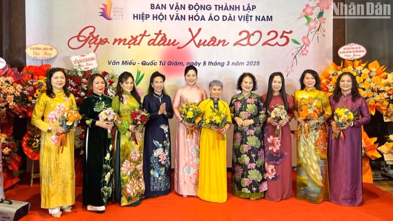 Các thành viên Ban vận động thành lập Hiệp hội Văn hóa Áo dài Việt Nam.