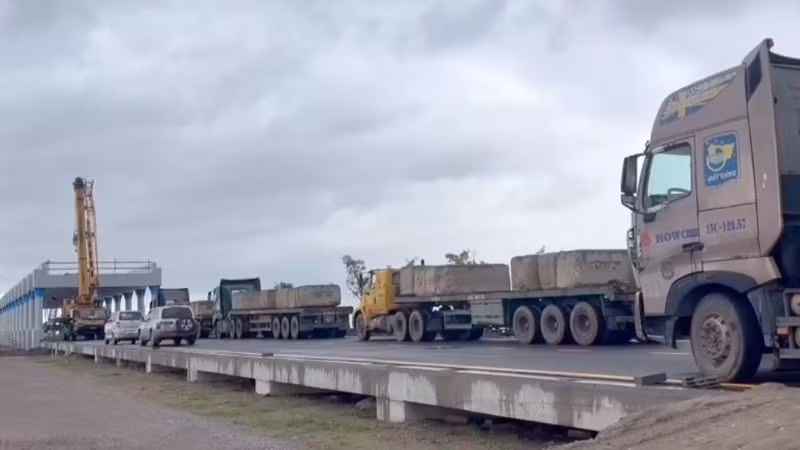 Thử tải cầu cạn bằng dầm bản rỗng trên cọc ly tâm PRC tại khu phi thuế quan, cảng Lạch Huyện, Hải Phòng.