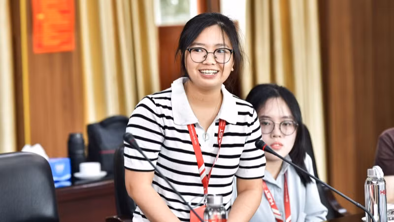 Với bạn Ma Thị Thu Hà, sinh viên Trường Hóa và Khoa học sự sống, Đại học Bách khoa Hà Nội, học bổng này có ý nghĩa đặc biệt, giúp Hà tiến gần hơn đến ước mơ của mình. Với bạn Ma Thị Thu Hà, sinh viên Trường Hóa và Khoa học sự sống, Đại học Bách khoa Hà Nội, học bổng này có ý nghĩa đặc biệt, giúp Hà tiến gần hơn đến ước mơ của mình.