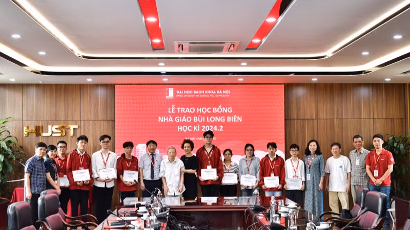 10 suất học bổng "Nhà giáo Bùi Long Biên" được trao tặng đến các Sinh viên Đại học Bách khoa Hà Nội.