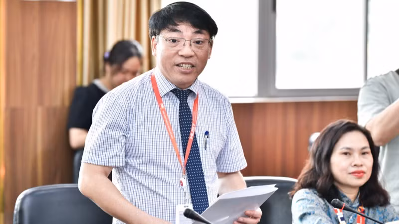 Phó Giáo sư, Tiến sĩ Trần Ngọc Khiêm, Phó Giám đốc Đại học Bách khoa Hà Nội, bày tỏ niềm xúc động trước tấm lòng của nhà giáo Bùi Long Biên đối với thế hệ sinh viên tại trường. Phó Giáo sư, Tiến sĩ Trần Ngọc Khiêm, Phó Giám đốc Đại học Bách khoa Hà Nội, bày tỏ niềm xúc động trước tấm lòng của nhà giáo Bùi Long Biên đối với thế hệ sinh viên tại trường.