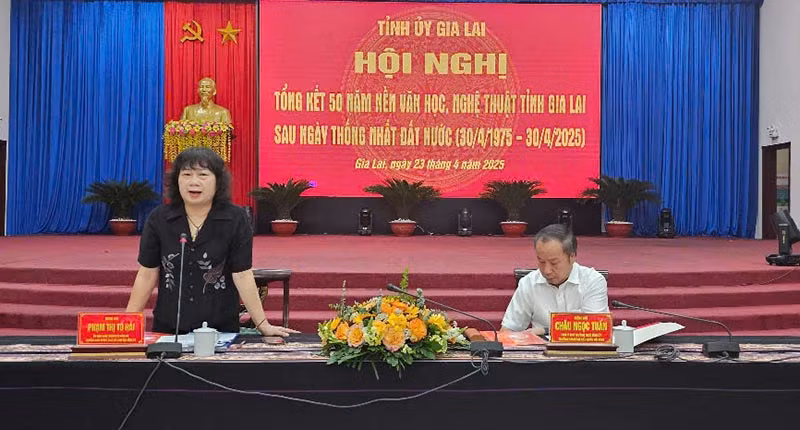 Các đồng chí chủ trì hội nghị.