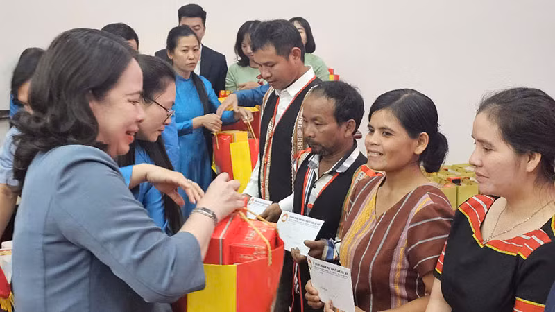 Phó Chủ tịch nước Võ Thị Ánh Xuân tặng quà cho các đối tượng chính sách tỉnh Gia Lai đón xuân Ất Tỵ 2025.