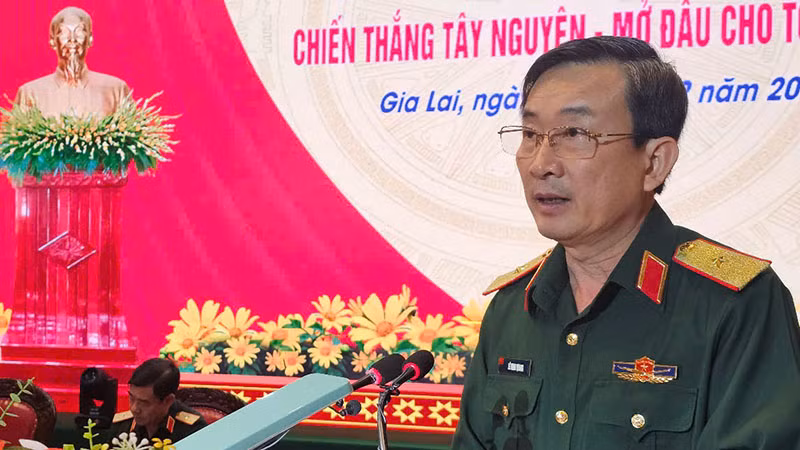 Thiếu tướng Lê Minh Quang - Chính ủy Quân đoàn 34 báo cáo Đề dẫn tọa đàm. Thiếu tướng Lê Minh Quang - Chính ủy Quân đoàn 34 báo cáo Đề dẫn tọa đàm.