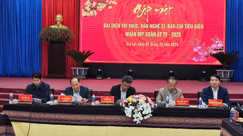 Các đồng chí lãnh đạo tỉnh dự và chủ trì chương trình gặp mặt. Các đồng chí lãnh đạo tỉnh dự và chủ trì chương trình gặp mặt.