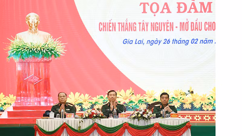 Các đồng chí chủ trì tọa đàm.