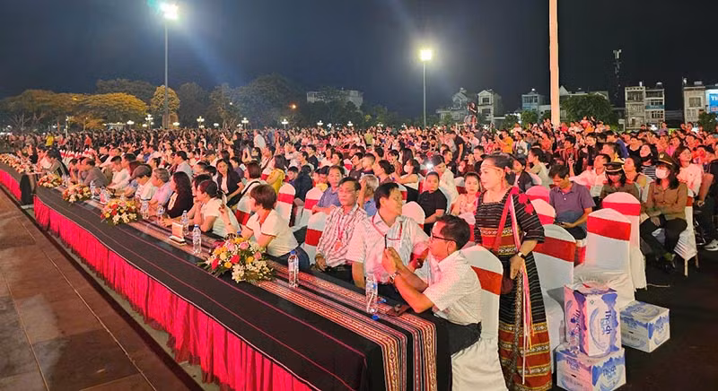 Đông đảo người dân và du khách đến xem chương trình khai mạc.