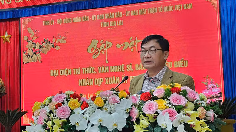 Tổng Biên tập Báo Gia Lai, Chủ tịch Hội Nhà báo Gia Lai Huỳnh Kiên phát biểu tại buổi gặp mặt. Tổng Biên tập Báo Gia Lai, Chủ tịch Hội Nhà báo Gia Lai Huỳnh Kiên phát biểu tại buổi gặp mặt.