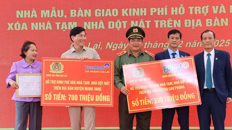 Các đơn vị trên địa bàn tỉnh Gia Lai hỗ trợ kinh phí xóa nhà tạm, nhà dột nát tại buổi lễ.